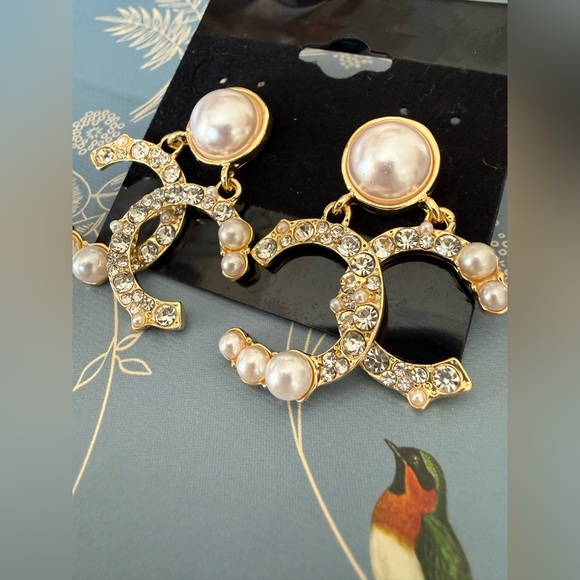 Elegant Gold and Pearl Earrings - Picture 4 of 4